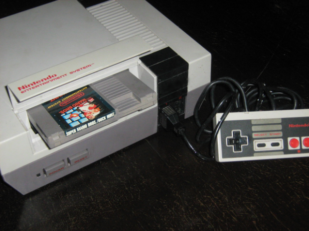 A NES console with the Super Mario Bros. game / trabajo propio (own work) Yagamichega