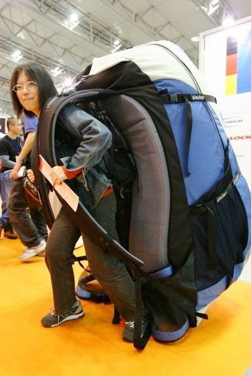 frau-auf-reisen-riesiger-rucksack